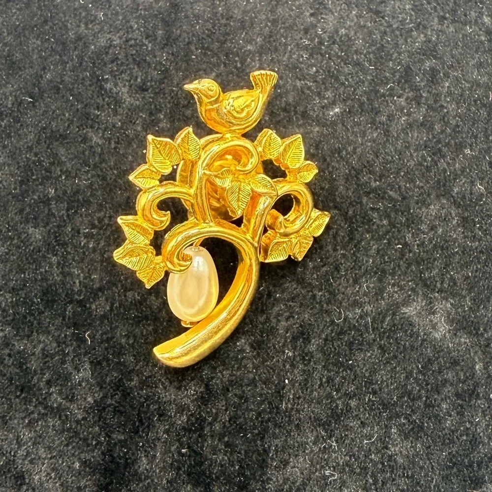 Vintage Avon Gold Tone Bird Floral Brooch Pearl Accent